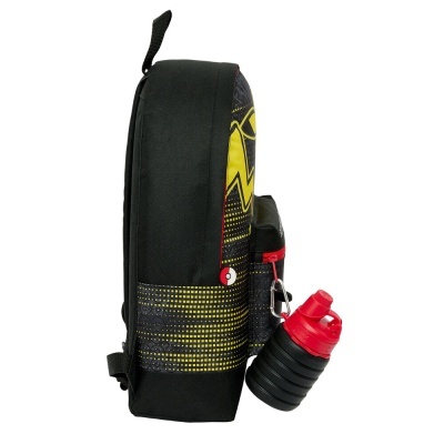 Mochila preta com padrão amarelo e garrafa vermelha presa na lateral