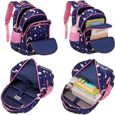 Mochila escolar azul com padrão colorido e detalhes cor de rosa