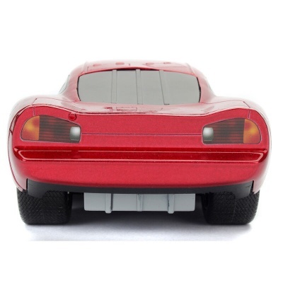 Carro desportivo vermelho em miniatura visto de trás