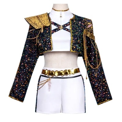 Conjunto feminino com casaco de lantejoulas, top branco e calções brancos com cinto dourado