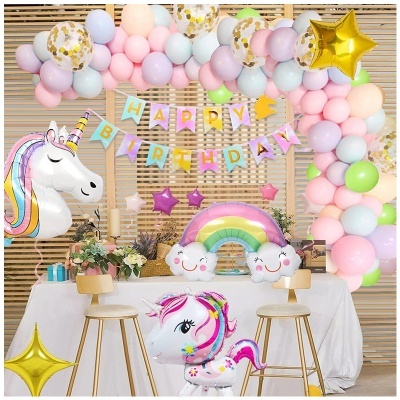 Decoração de festa colorida com balões, unicórnio, arco-íris e faixa HAPPY BIRTHDAY