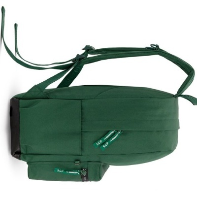 Mochila verde escura com bolso frontal e alças ajustáveis
