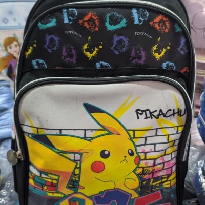 Mochila estampada de Pikachu com cores vibrantes e padrão colorido
