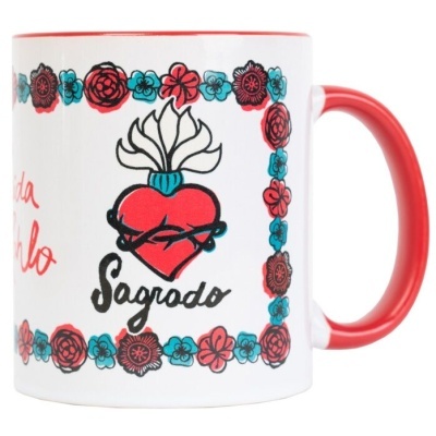Caneca branca com pega vermelha e padrão floral colorido e coração ilustrado