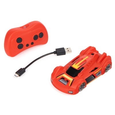 Carro de brinquedo vermelho com controlador remoto e cabo USB