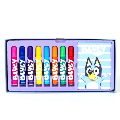 Conjunto de marcadores coloridos e bloco de notas com personagem Bluey