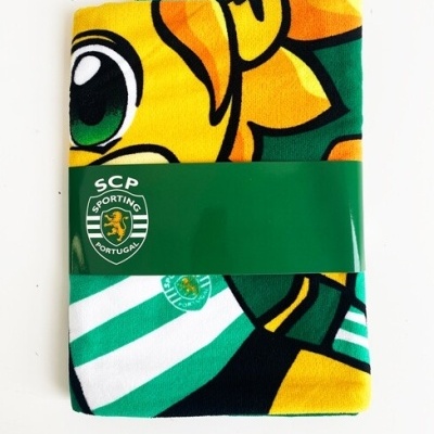 tecido dobrado com logótipo SCP e padrão colorido