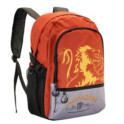 Mochila escolar laranja e cinza com estampa de leão amarela e texto GRYFFINDOR