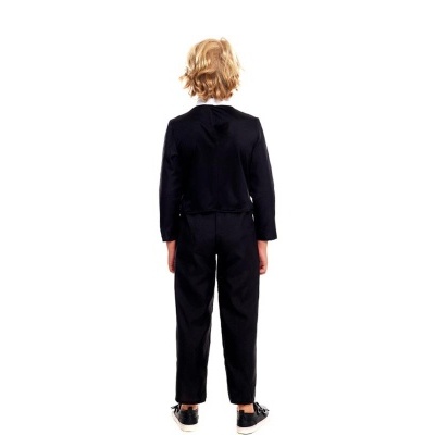 Criança de costas com fato preto e sapatos pretos em fundo branco