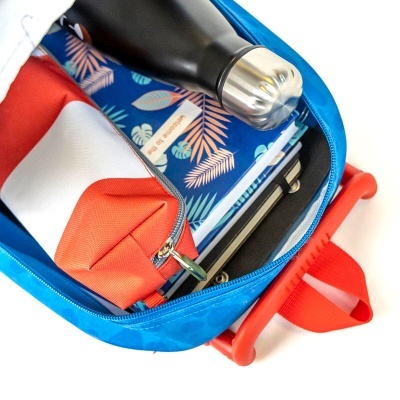 Mochila azul aberta com conteúdo visível