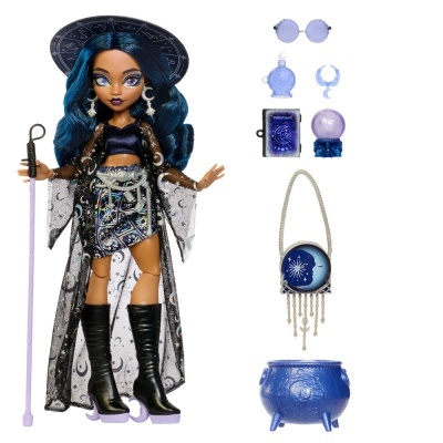 Boneca com roupa de padrão celeste e vários acessórios astrológicos azuis e lilás.