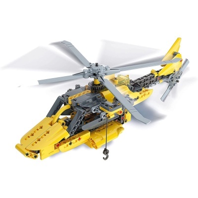 Helicóptero amarelo e cinza de brinquedo com hélices e guincho.