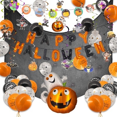 Decoração de Halloween com balões coloridos e letras em balão