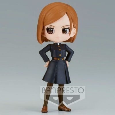 Figura de menina com uniforme escolar preto e cabelo laranja em fundo cinza