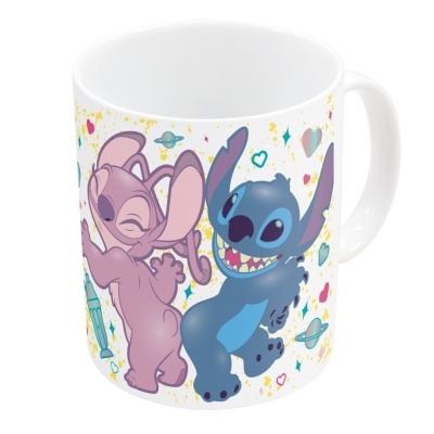Caneca branca com personagens Stitch e Angel em fundo decorado com corações e planetas
