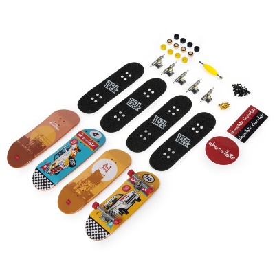 Peças de fingerboards com tábuas decoradas, rodas, parafusos e bases pretas Tech Deck em fundo branco