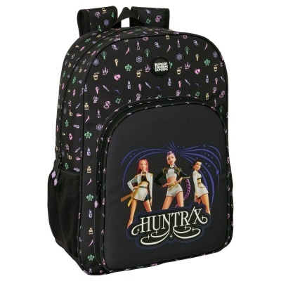 Mochila preta com padrão colorido e bolso frontal com imagem de três personagens femininas e texto HUNTR X.