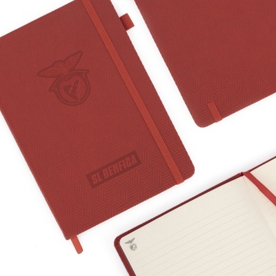 Conjunto de cadernos vermelhos com elástico, emblema e texto SL BENFICA, páginas interiores com linhas e logotipo.