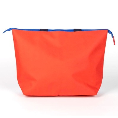 Mala de mão laranja com fecho azul e puxador vermelho
