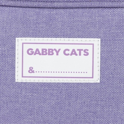 Etiqueta branca com texto lilás sobre tecido lilás claro