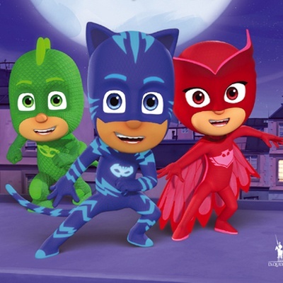 Três personagens animados em fatos de super-herói verde, azul e vermelho numa cobertura urbana à noite