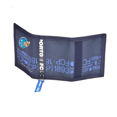 Carteira dobrável azul escuro com texto azul claro e emblema colorido interna