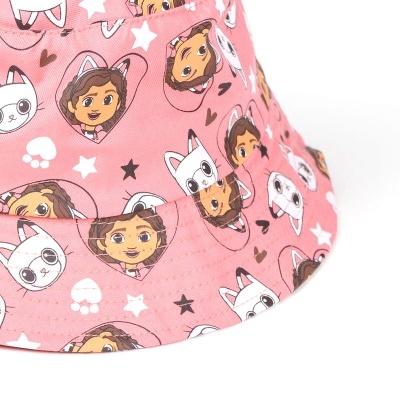 Chapéu pescador rosa com estampado de menina e gatos em corações e estrelas.