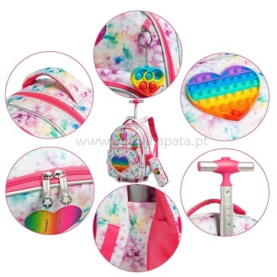 Mochila tie-dye colorida com chaveiro pop-it e carrinho rosa