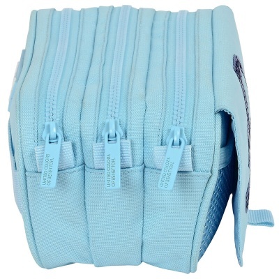 Necessaire azul claro com três fechos de correr e etiquetas azuis