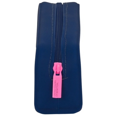 Estojo azul escuro com fecho rosa e texto United Colors of Benetton