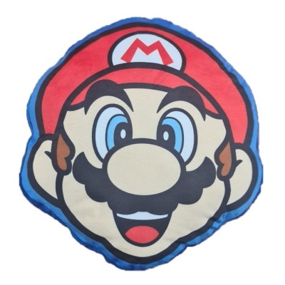 Almofada em forma da cara do personagem Mario com cores vermelha, azul, bege e preto