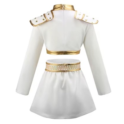 Vestido feminino branco com detalhes dourados