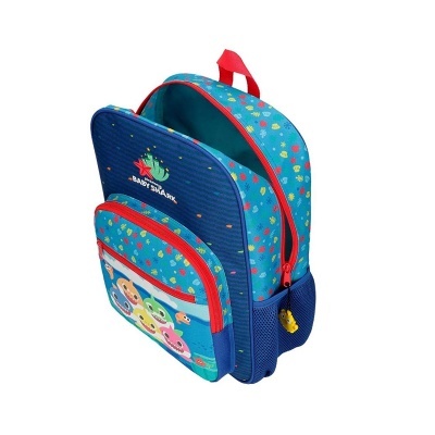 Mochila infantil azul Baby Shark com padrão colorido e personagens na frente