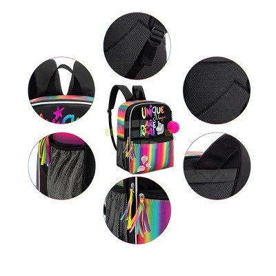 Mochila colorida pequena com texto e bolso lateral em malha preta