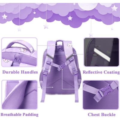 Mochila infantil lilás com alças acolchoadas, pega com estampa de gato, fecho peitoral e revestimento refletor em fundo com nuvens e estrelas.