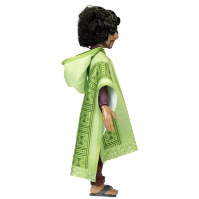 Boneco de brinquedo com poncho verde e cabelo encaracolado