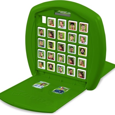 Jogo de tabuleiro verde com cartas de rostos humanos