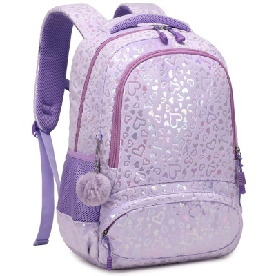Mochila lilás com padrão de corações e chaveiro peludo