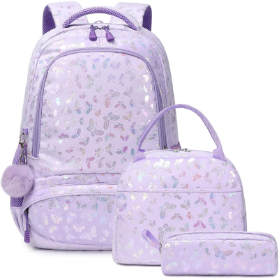 Conjunto lilás com padrão de borboletas metálicas e mochila com pompom
