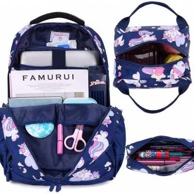 Mochila azul escura com padrão de unicórnios contendo materiais escolares