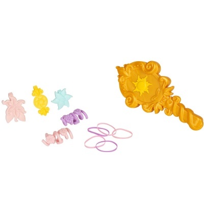 Conjunto de acessórios coloridos e espelho de mão amarelo sobre fundo branco