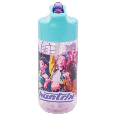 Garrafa plástica transparente com tampa azul turquesa e canudo com ilustrações de personagens animadas.