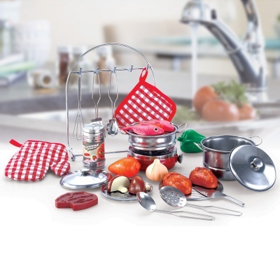 Conjunto de brinquedo de cozinha infantil com panelas, colheres, legumes e pegas de panela em padrão xadrez vermelho e branco