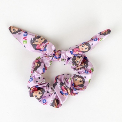 Scrunchie lilás com padrão de carinhas de rapariga, corações e texto LOVE.