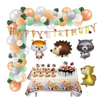 Decoração de festa infantil com balões e painel 'HAPPY BIRTHDAY'