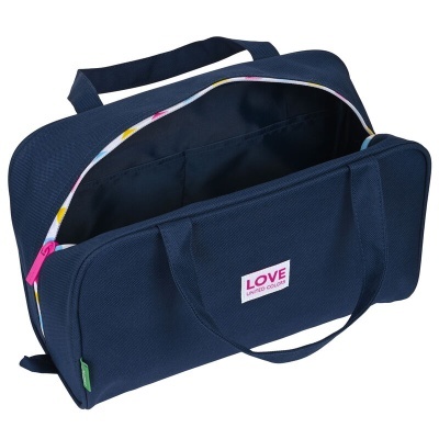 Saco azul escuro com fecho rosa e etiqueta 'LOVE LIMITED COLOR'