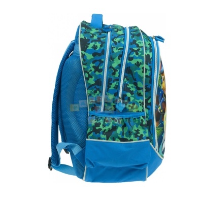 Mochila escolar azul com padrão camuflado e alças acolchoadas.