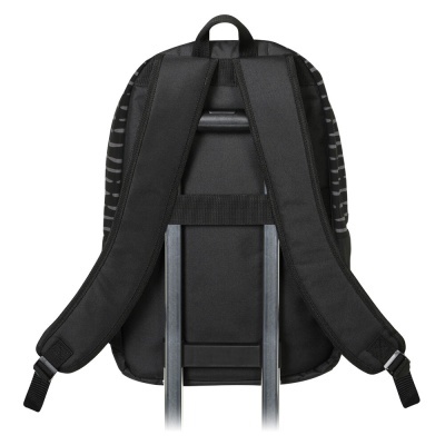 Mochila preta com alças acolchoadas presa a mala de viagem