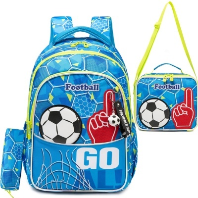 Mochila azul com tema de futebol, bola, dedo indicador vermelho e sacola térmica correspondente.