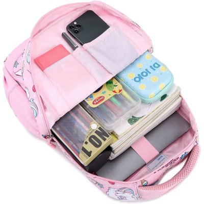 Mochila rosa aberta com unicórnios e vários itens organizados dentro